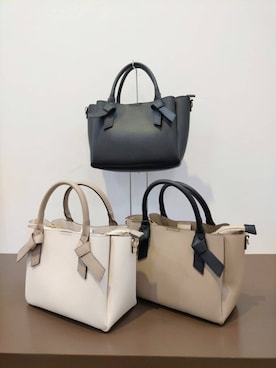 「SHOO・LA・RUE（シューラルー）のハンドルリボンデザイントートバッグ（トートバッグ、ブラック系）」を使った、ゆずやさん（キッズ・150cm）の春コーディネート