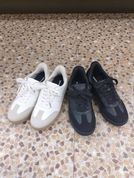 「SHOO・LA・RUE（シューラルー）の【片手ではける】シンプルスニーカー（スニーカー、ホワイト系）」を使った、ゆずやさん（キッズ・150cm）の冬コーディネート