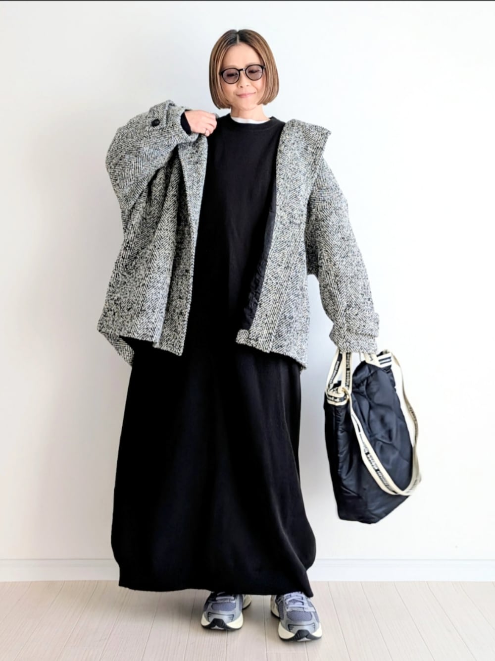 「notch.、notch. by yui、ピーコート、Pコート、冬アウター、ニットワンピース、ワンピース、真冬のあったかスタイル、ショルダーバッグ、モノトーン、ブラックコーデ、スニーカー、ワントーンコーデ、お出かけコーデ、シンプルコーデ」｜「notch.の【 notch.by yui 】ヘリンボーンＰコート（ピーコート、その他）」を使った、𝕪𝕦𝕚さん（レディース・155cm）の冬コーディネートの1枚目の写真