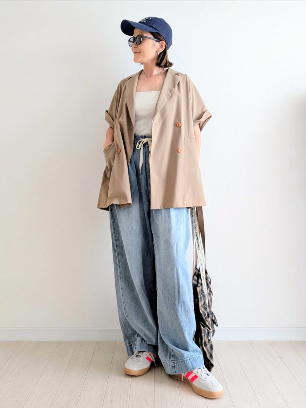 「デニム、スニーカー、チェック、スポーツミックス、ブラウン、秋服準備はじめました、ジャケット、ベージュ、キャミソール、キャップ、シンプルコーデ、韓国ファッション」｜「adidasの『一部WEB限定サイズ』adidas　Exclusive GAZELLE INDOOR（スニーカー、ベージュ系）」を使った、𝕪𝕦𝕚さん（骨格ウェーブ・レディース・155cm）の秋コーディネートの1枚目の写真