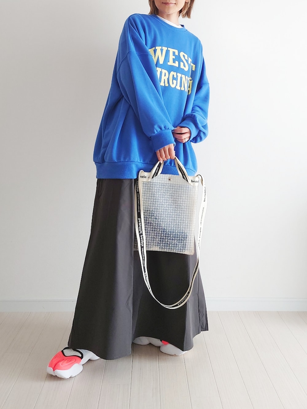 「春服みてみて、はるコーデ、ロングスカート、NIKE、アクアリフト、notch.、corners、春コーデ、スニーカー、スウェット、ロゴスウェット、着回しコーデ、プチプラ」｜「CORNERSのカレッジロゴオーバーサイズトレーナー（スウェット、ブルー系）」を使った、𝕪𝕦𝕚さん（レディース・155cm）の春コーディネートの1枚目の写真