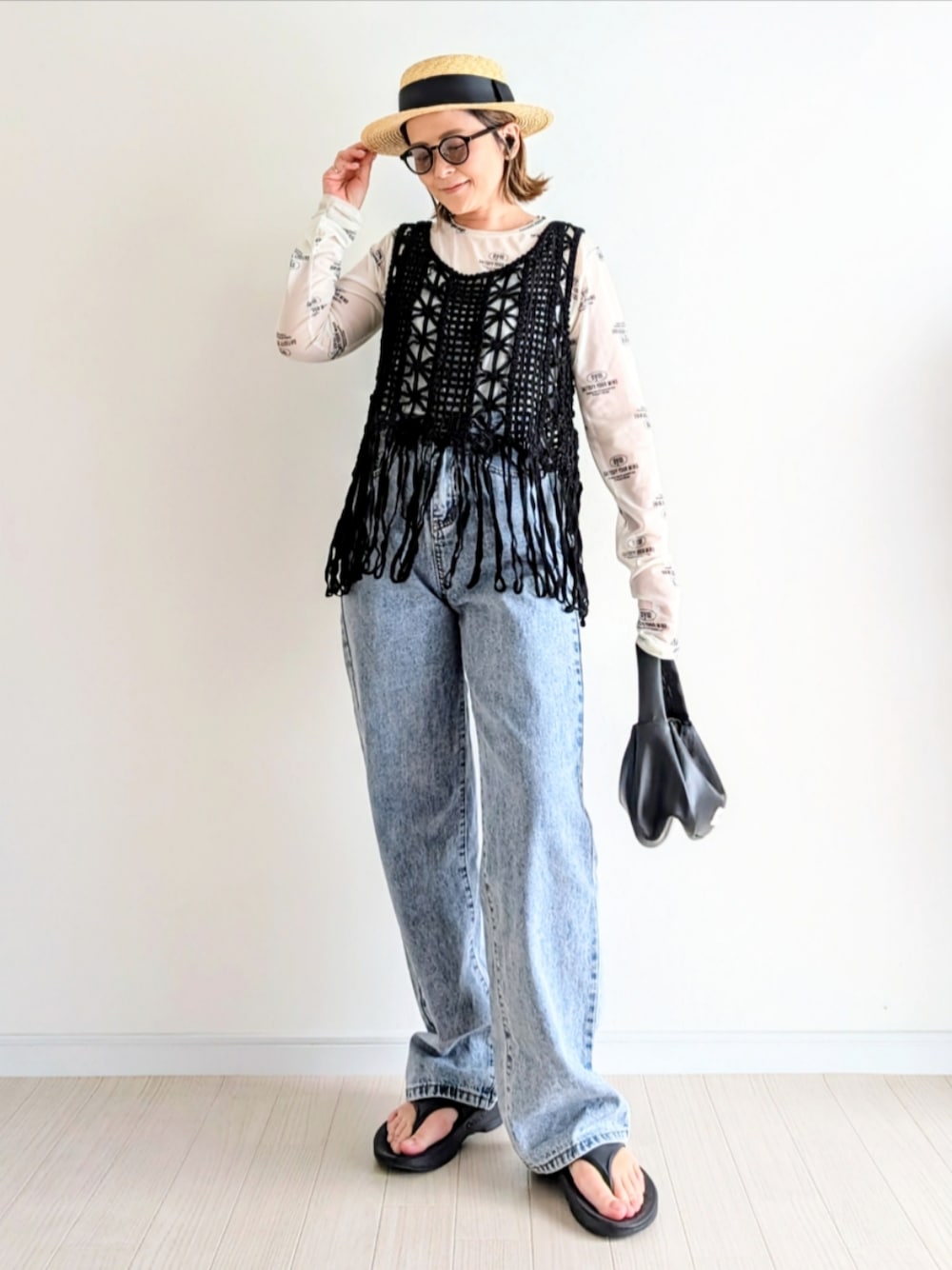 「やっぱり帽子が好き、麦わら帽子、白Tシャツ、サンダル、夏、シアートップス、ビスチェ、ベスト、デニム、モノトーン」｜「ROSE BUDの(OOFOS)<グリーンWEB限定カラー>Ooriginal（サンダル、ブラック系）」を使った、𝕪𝕦𝕚さん（骨格ウェーブ・レディース・155cm）の夏コーディネートの1枚目の写真