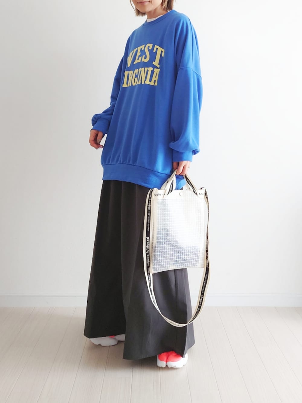 「春服みてみて、はるコーデ、ロングスカート、NIKE、アクアリフト、notch.、corners、春コーデ、スニーカー、スウェット、ロゴスウェット、着回しコーデ、プチプラ」｜「CORNERSのカレッジロゴオーバーサイズトレーナー（スウェット、ブルー系）」を使った、𝕪𝕦𝕚さん（レディース・155cm）の春コーディネートの3枚目の写真