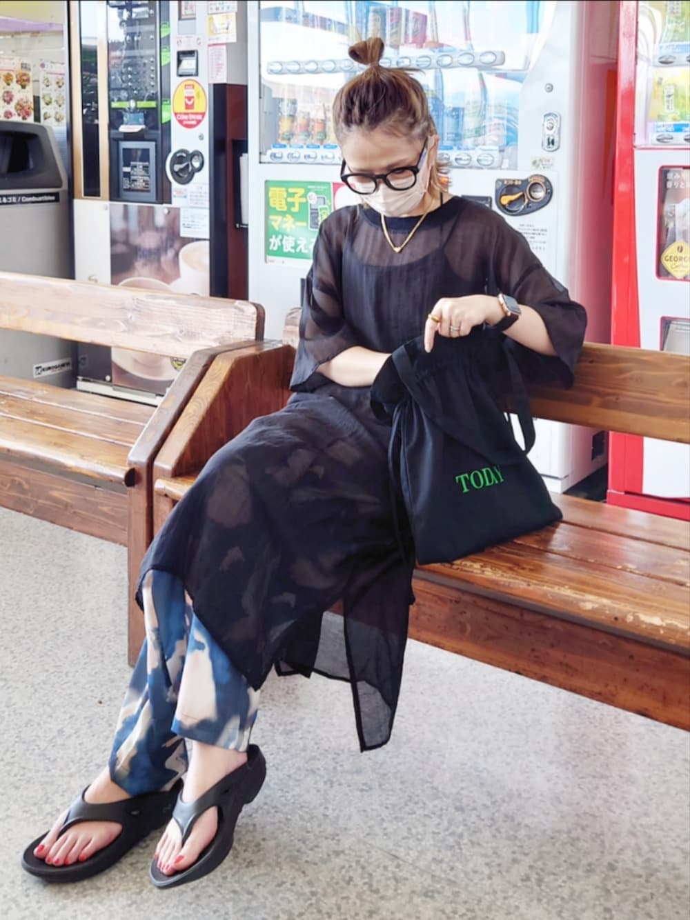 「お出かけコーデ日記、notch.、柄パンツ、パンツコーデ、ブルー、corners、トートバッグ、巾着バッグ、シアートップス、シアーワンピース、低身長、カラーコーデ、ビーチサンダル、oofos、夏コーデ」｜「notch.の水彩デシンパンツ（その他パンツ、ブルー系）」を使った、𝕪𝕦𝕚さん（レディース・155cm）の春コーディネートの1枚目の写真