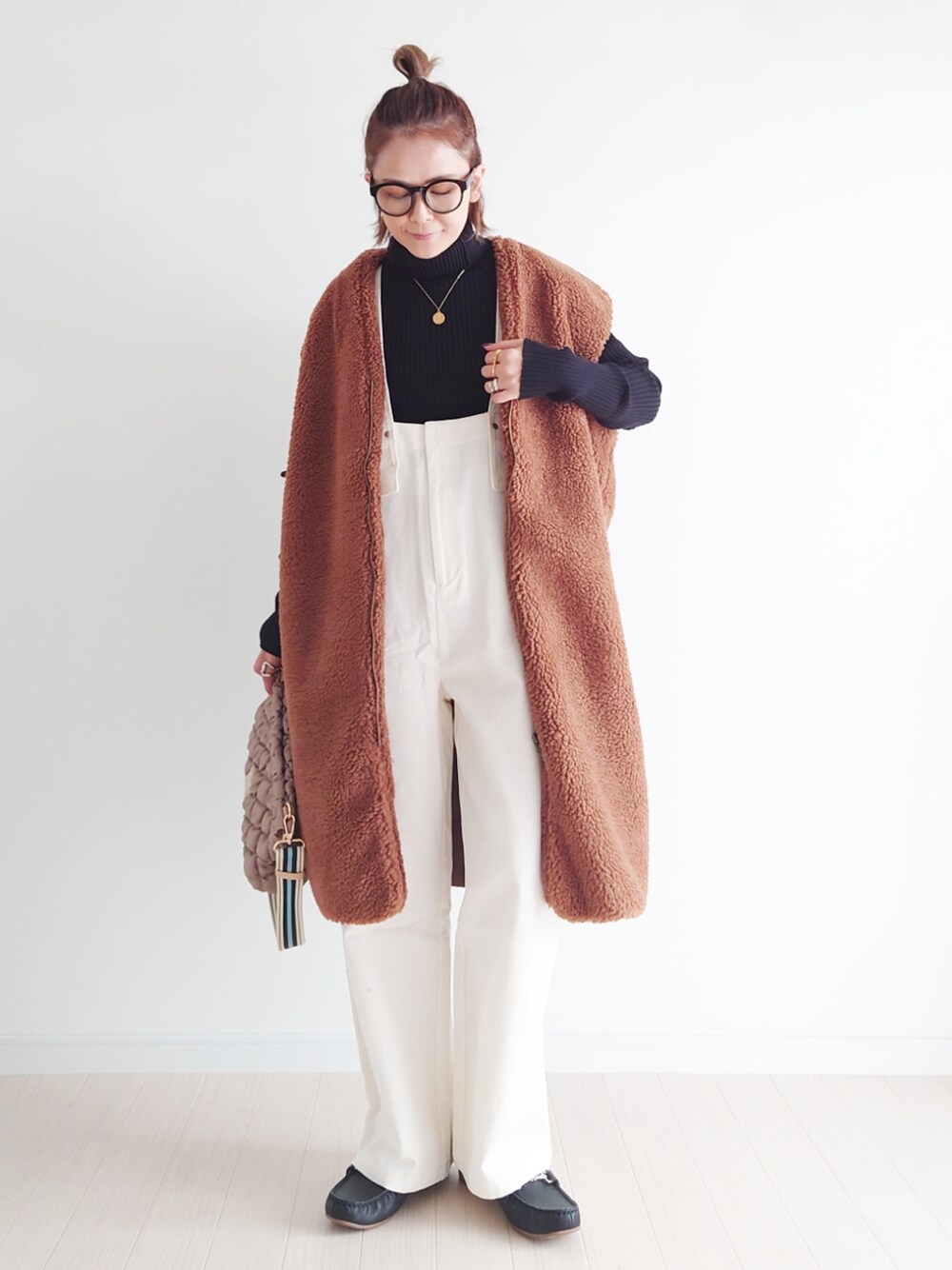 「birthdayroom、ボア、ベスト、ボアベスト、タートルネック、chacocloset、サロペット、プチプラ、ローファー、Q♥︎、ショルダーバッグ、coca」｜「Birthday roomのリブタートルニット/シンプルリブニット/タートルネックセーター（ニット/セーター、ブラック系）」を使った、𝕪𝕦𝕚さん（レディース・155cm）の秋コーディネートの1枚目の写真