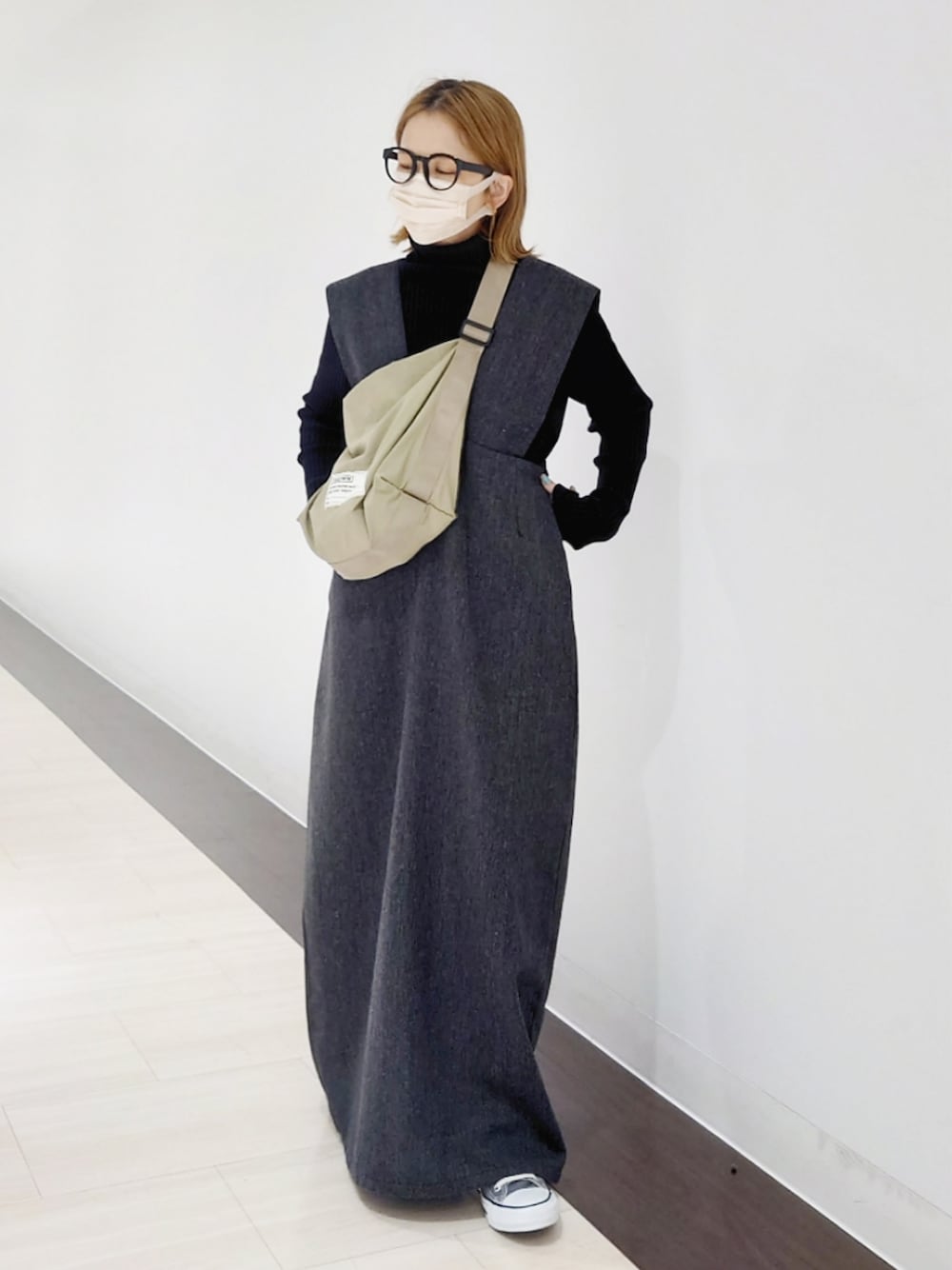 「selectmoca、ワンピース、ジャンパースカート、ニット、タートルネック、モノトーンコーデ、シンプル、ショルダーバッグ、カーキ、低身長、スニーカー、ハイカットスニーカー」｜「select MOCA by sonの2022 AW ツイードジャンパーロングスカート（ジャンパースカート、ブラック系）」を使った、𝕪𝕦𝕚さん（レディース・155cm）の冬コーディネートの1枚目の写真