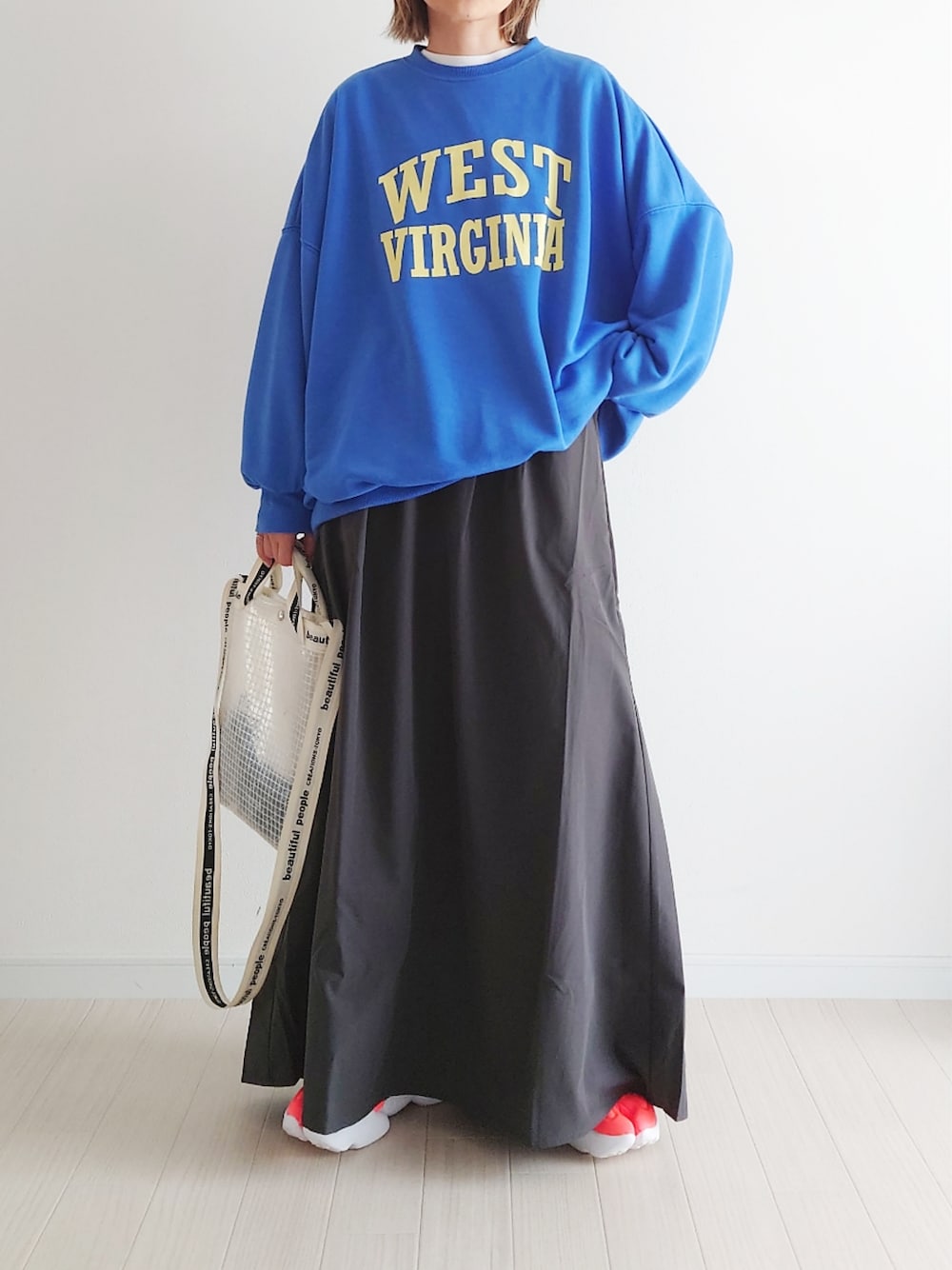 「春服みてみて、はるコーデ、ロングスカート、NIKE、アクアリフト、notch.、corners、春コーデ、スニーカー、スウェット、ロゴスウェット、着回しコーデ、プチプラ」｜「CORNERSのカレッジロゴオーバーサイズトレーナー（スウェット、ブルー系）」を使った、𝕪𝕦𝕚さん（レディース・155cm）の春コーディネートの2枚目の写真