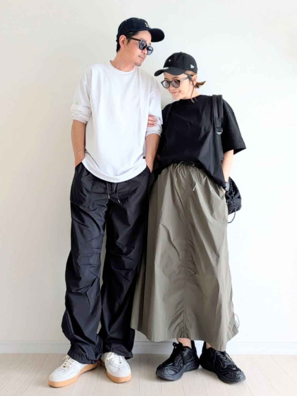 「TIGORA、春めき満開コーデ、シンプルコーデ、スニーカー、Tシャツ、夫婦、カーゴパンツ、キャップ、アウトドアスタイル、プチプラ、モノトーン、カーキ、スカート」｜「NEW ERAのニューエラ キャップ 9TWENTY MICRO LOGO MLB ニューヨークヤンキース ウォッシュ加工 NEW ERA（キャップ、ブラック系）」を使った、𝕪𝕦𝕚さん（骨格ウェーブ・レディース・155cm）の春コーディネートの1枚目の写真