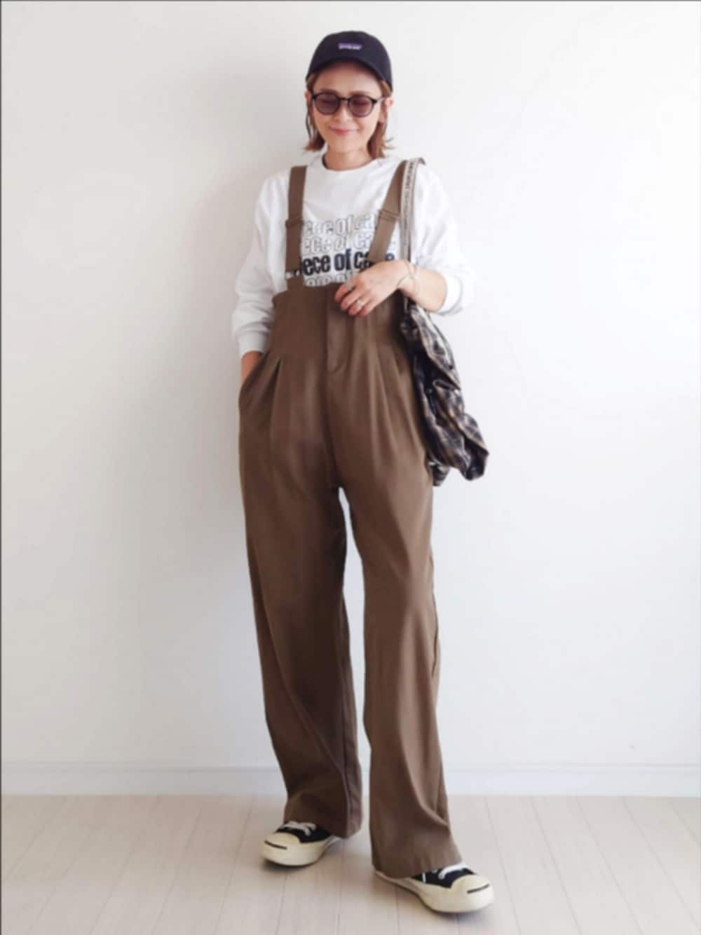「CORNERS by yui、corners、サロペット、オーバーオール、秋コーデ、チェック、ブラウン、スニーカー、ワントーンコーデ、アウトドアスタイル、低身長、サングラス、キャップ、プチプラ、トートバッグ」｜「CORNERSのu.e.made*×CORNERS ハイウエストツイルサロペット（サロペット/オーバーオール、ブラウン系）」を使った、𝕪𝕦𝕚さん（レディース・155cm）の秋コーディネートの1枚目の写真