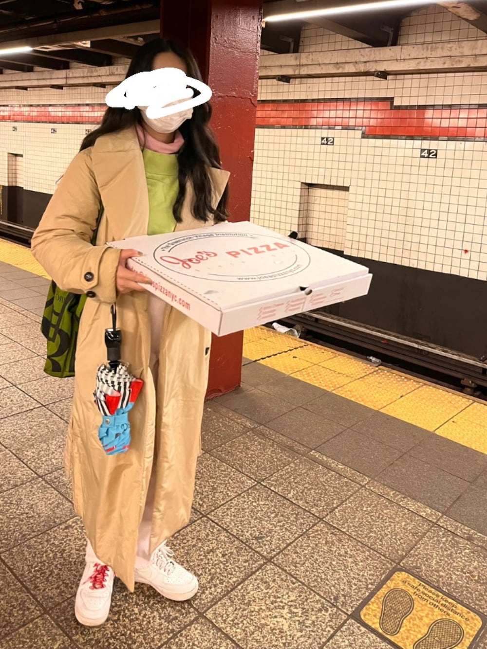 「冬服、ロングコート、スニーカー、ホームパーティー」｜「&other storiesのアイテム（ダウンジャケット/コート、ベージュ系）」を使った、βえれ・べーたβさん（レディース・159cm）の春コーディネートの1枚目の写真