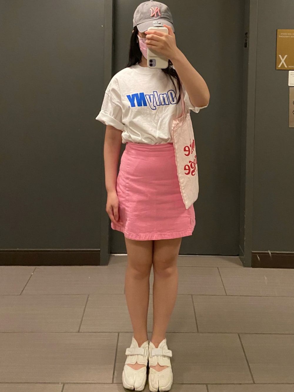 「summer、girl、夏コーデ、夏だ！Tシャツ着よう！、スカート、スカート×スニーカー、90's、Tシャツ、キャップ」｜「Brandy Melvilleのアイテム（デニムスカート、ピンク系）」を使った、βえれ・べーたβさん（レディース・159cm）の夏コーディネートの1枚目の写真
