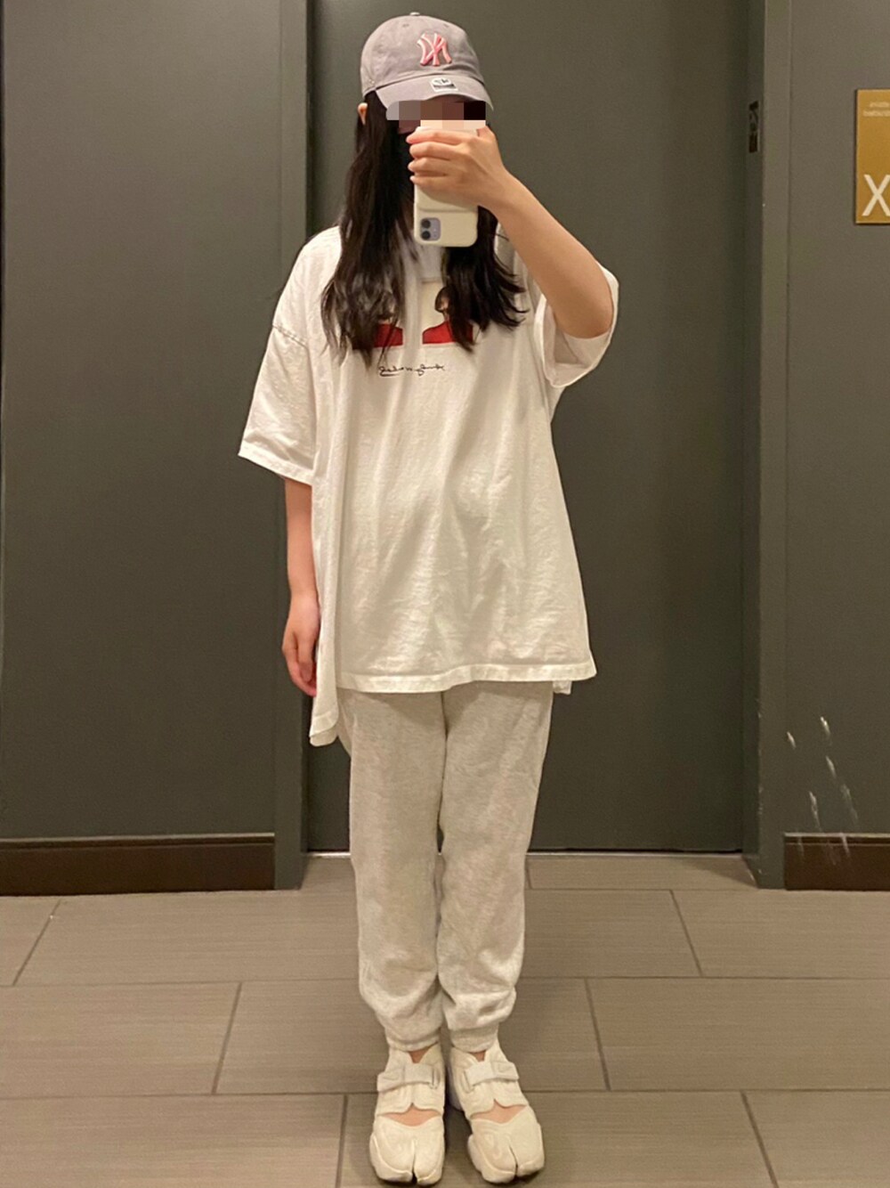 「summer、sporty、ALLWHITE、春コーデ、春夏コーデ、ホワイトコーデ、スポーティ、UNIQLO」｜「H&Mのアイテム（スウェットパンツ、ホワイト系）」を使った、βえれ・べーたβさん（レディース・159cm）の夏コーディネートの1枚目の写真