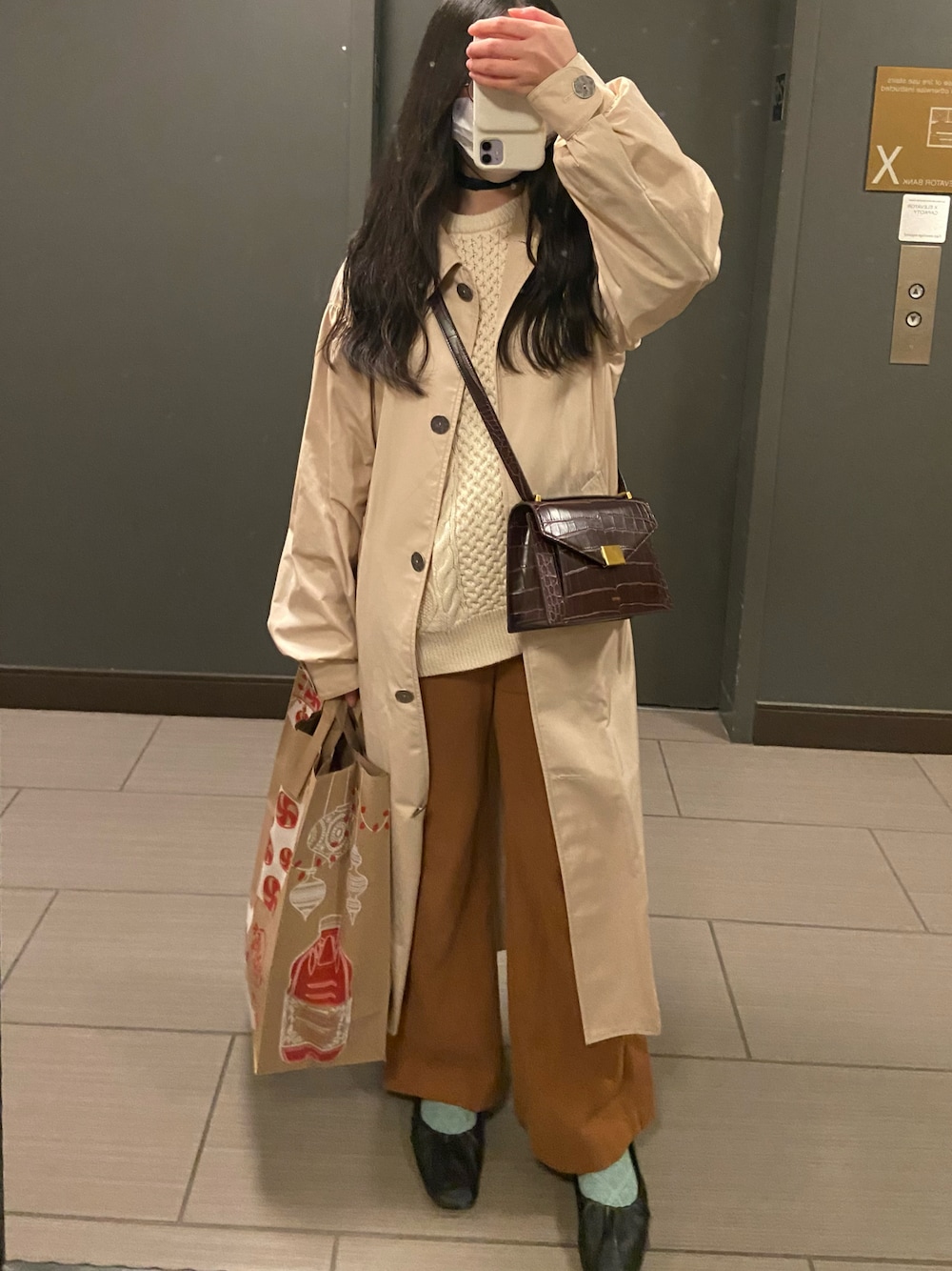 「秋冬コーデ、カジュアル、パンツスタイル、冬コーデ、ブラウン、淡色コーデ」｜「ZARAのアイテム（パンプス、ブラック系）」を使った、βえれ・べーたβさん（レディース・159cm）の冬コーディネートの1枚目の写真