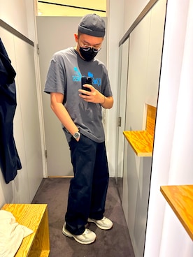 「COS（コス）のアイテム（パンツ）」を使った、Chan CheeHongさん（メンズ・180cm）の冬コーディネート