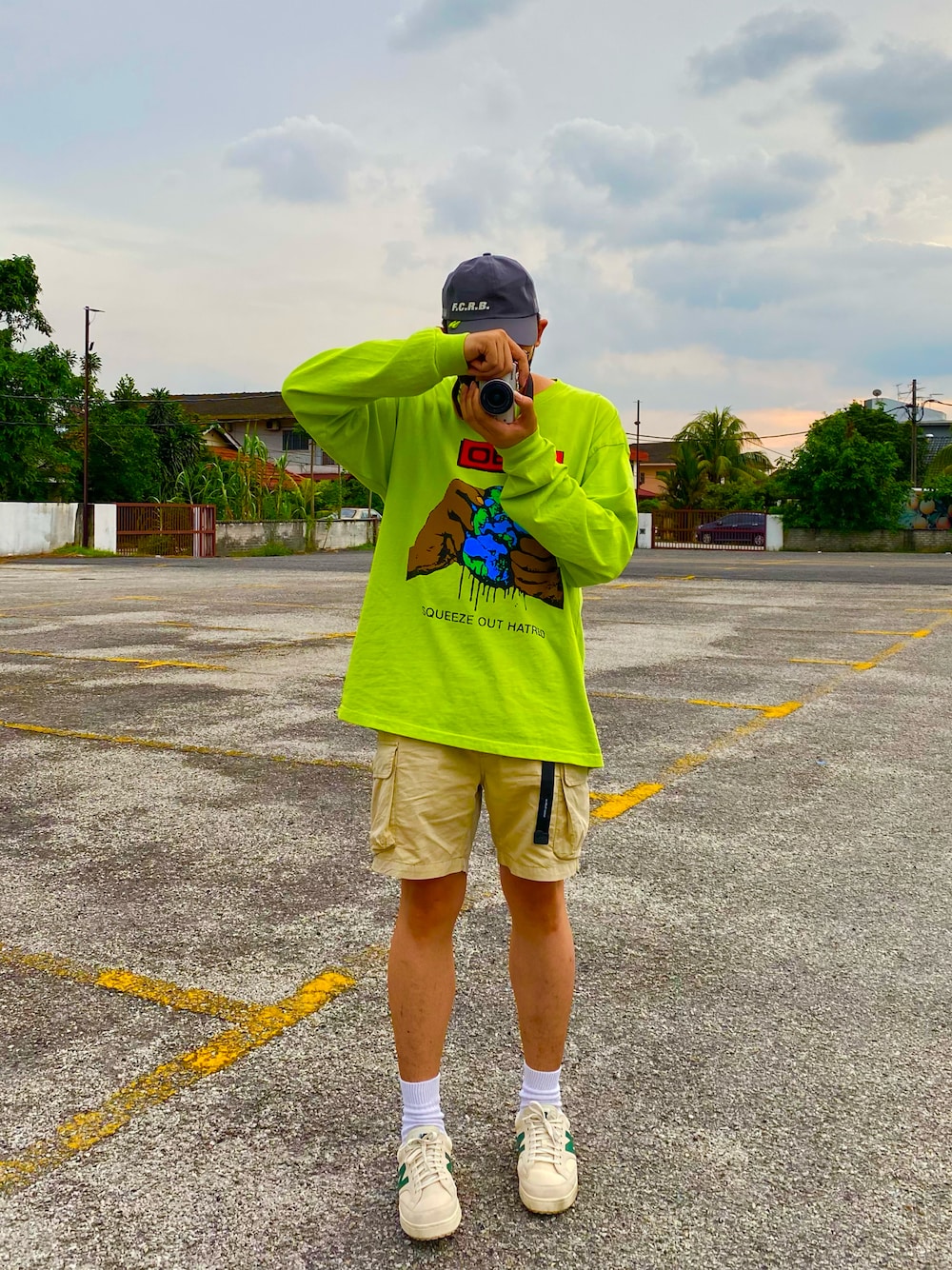 「VINTAGE、New Balance、summer、OBEY、street、ootd、outfit、streetfashion、streetstyle、comfy」｜「shuren projectsのアイテム（スラックス、ベージュ系）」を使った、Chan CheeHongさん（メンズ・180cm）の秋コーディネートの1枚目の写真