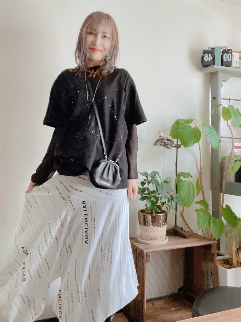 「Tシャツ、プリントT、シアートップス、シースルー、シースルートップス、ペイント、ペイント柄、アシンメトリー、アシンメトリースカート、ロゴスカート、編み上げブーツ、編み上げ、ブーツ、ミニバッグ、春」｜「BALENCIAGAのサイズ/38（スカート、ホワイト系）」を使った、saraさん（レディース・156cm）の春コーディネートの1枚目の写真