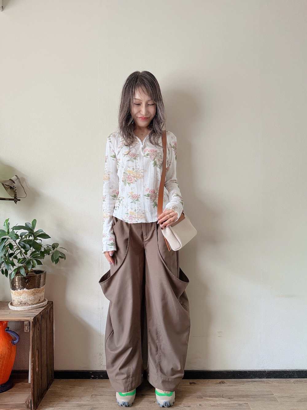 その他のTシャツ/カットソー、ブラウン系のその他パンツ、グリーン系のシューズを着用したレディースの秋コーディネートの1枚目の写真