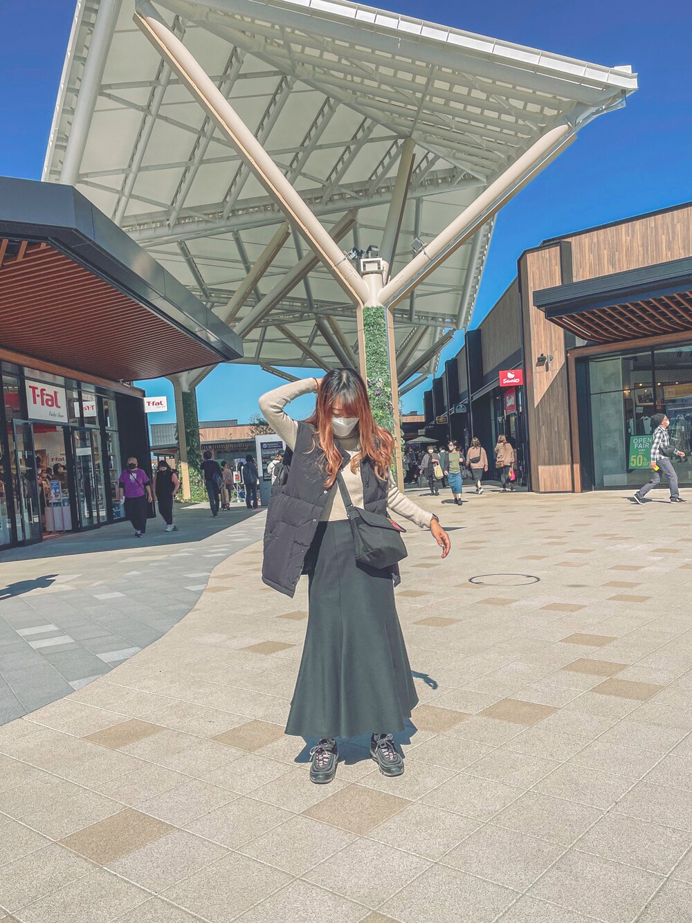「秋服コーデ、シンプルコーデ、白黒コーデ、ユニクロ、ジーユー、ダウンベスト、マーメイドスカート、スニーカー、オトナカジュアル、タートルネック、アウトレット」｜「NIKEのNIKE / ナイキ エアマックス 97 プレミアム（スニーカー、ブラック系）」を使った、katsuさん（レディース・162cm）の秋コーディネートの1枚目の写真