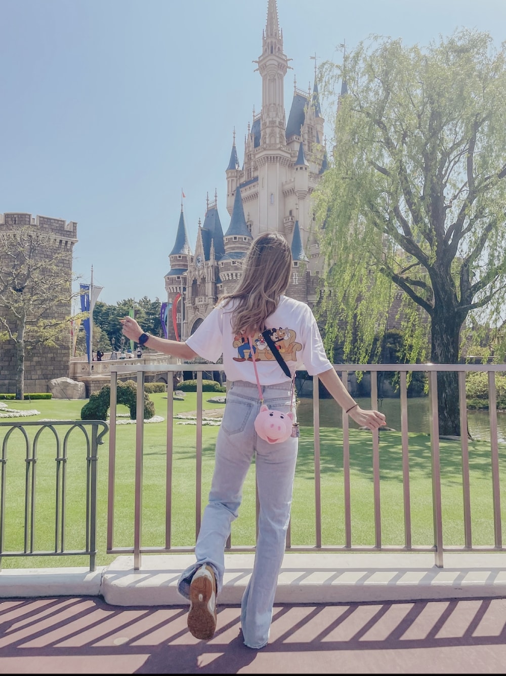 「ユニクロ、白Tシャツ、デニム、デニムパンツ、ディズニーコーデ、ディズニーランド、ディズニー、ハム、ナイキエアマックス」｜「UNIQLOのアイテム（Tシャツ/カットソー、ホワイト系）」を使った、katsuさん（レディース・162cm）の春コーディネートの1枚目の写真