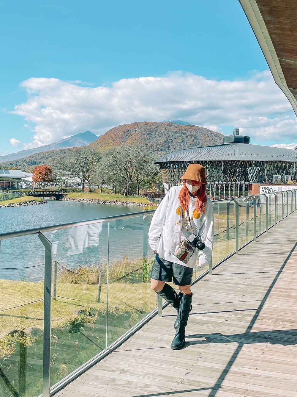 「ブーツ、レザーパンツ、ハーフパンツ、フェイクレザー、ユニクロ、トレーナー、ディズニー、秋のコーデ、バケットハット、ロングブーツ、大人女子、ブラウン、ジーナシス、グッチ」｜「UNIQLOのアイテム（ハット、ブラウン系）」を使った、katsuさん（レディース・162cm）の秋コーディネートの1枚目の写真