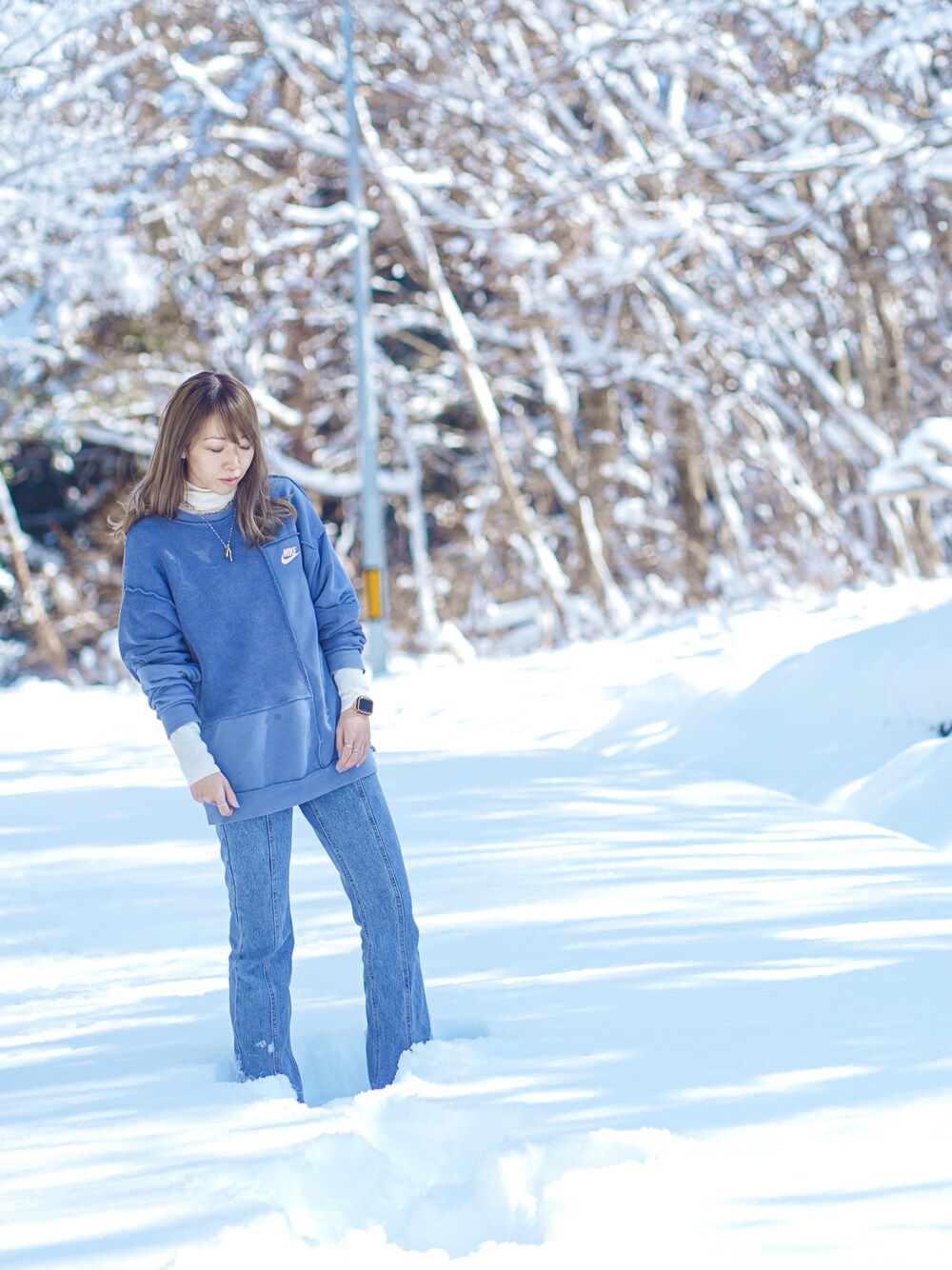 「パンツスタイル、デニムパンツ、NIKE、タートルネック、パーカー、ブルー x ホワイト、ブルー、雪、ユニクロ、ブーツスタイル」｜「NIKEのNIKE AS W NSW ICN CLSH CREW FLC CJ2283-500（パーカー、ブルー系）」を使った、katsuさん（レディース・162cm）の冬コーディネートの1枚目の写真