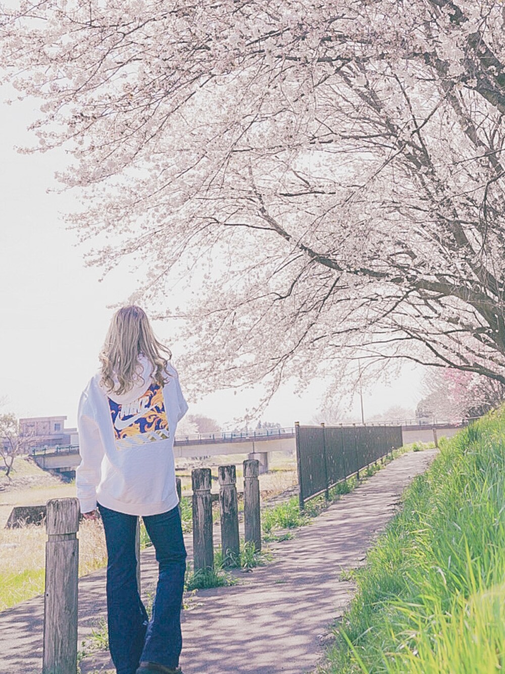 「大人カジュアル、白パーカー、デニム、ナイキ、デニムコーデ、桜、フレアデニム、オトナ女子、ブーツ、デニムパンツ」｜「NIKEのNIKE AS M NSW SPT INSP PK 2 PO HDY / ナイキ NSW SPT INSP PK 2 プルオーバー L/S フーディ 【SP】（パーカー、ホワイト系）」を使った、katsuさん（レディース・162cm）の春コーディネートの1枚目の写真