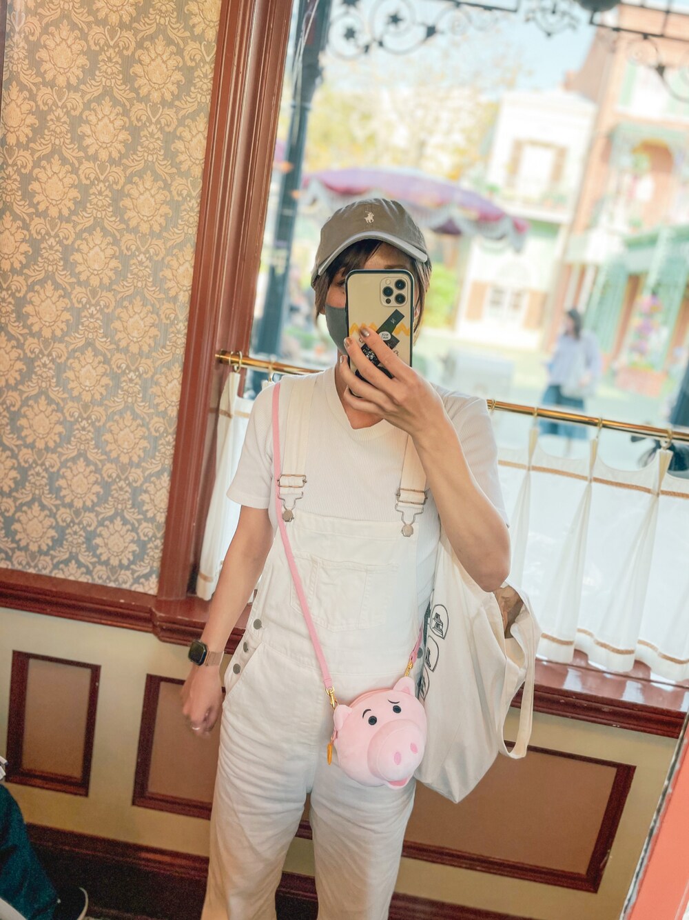 「サロペット、ホワイトコーデ、ラルフローレン、キャップ、オトナカジュアル、白Tシャツ、ユニクロ、ジーユー、ディズニーコーデ、ディズニーランド、ハム」｜「GUのアイテム（サロペット/オーバーオール、ホワイト系）」を使った、katsuさん（レディース・162cm）の春コーディネートの1枚目の写真