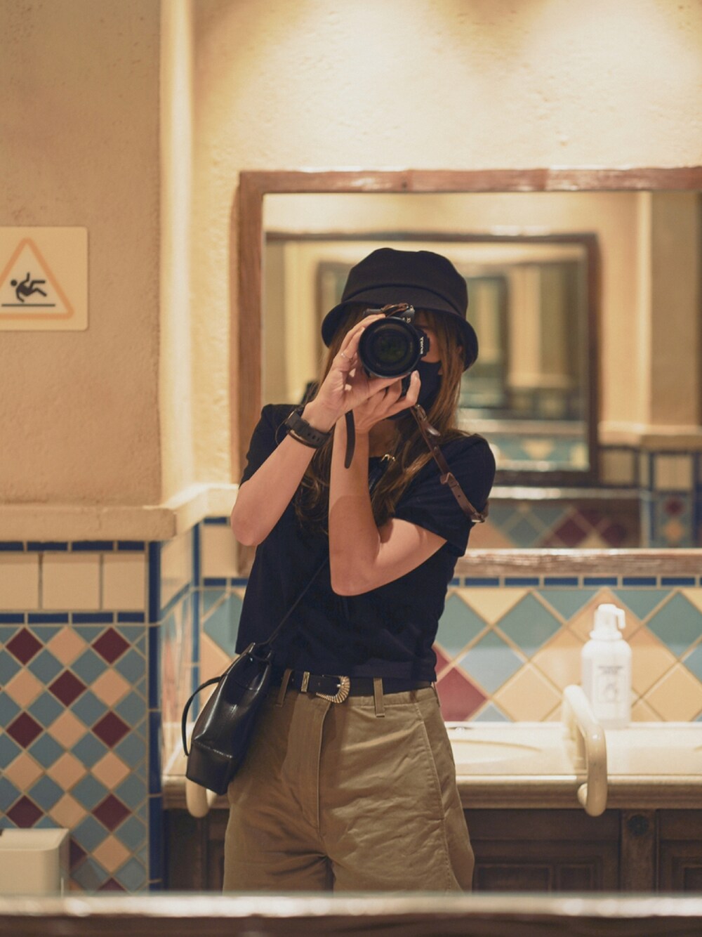 「夏だ！Tシャツ着よう！、ユニクロ、オトナカジュアル、バケットハット、クロップドトップス、ZARA、ディズニーシー」｜「ZARAのアイテム（Tシャツ/カットソー、ブラック系）」を使った、katsuさん（レディース・162cm）の秋コーディネートの1枚目の写真
