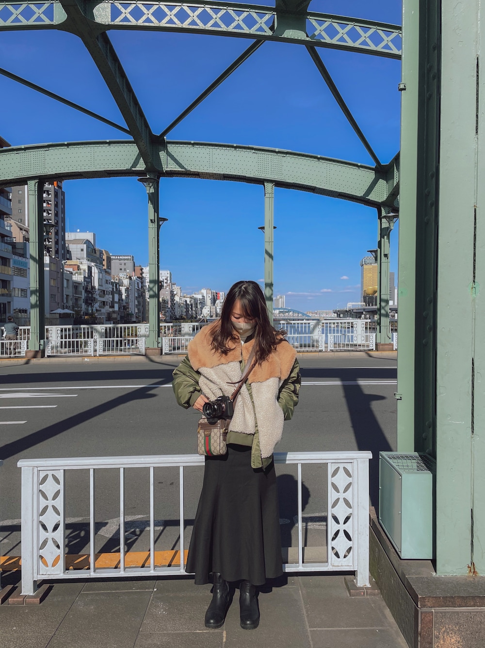 「オトナカジュアル、ユニクロ、マーメイドスカート、MA-1、カジュアルコーデ、GUCCI、ロングブーツ、ファーブルゾン、カメラ女子、ほめられ本命コーデ、カフェ」｜「suwdeeのアイテム（MA-1、グリーン系）」を使った、katsuさん（レディース・162cm）の冬コーディネートの1枚目の写真
