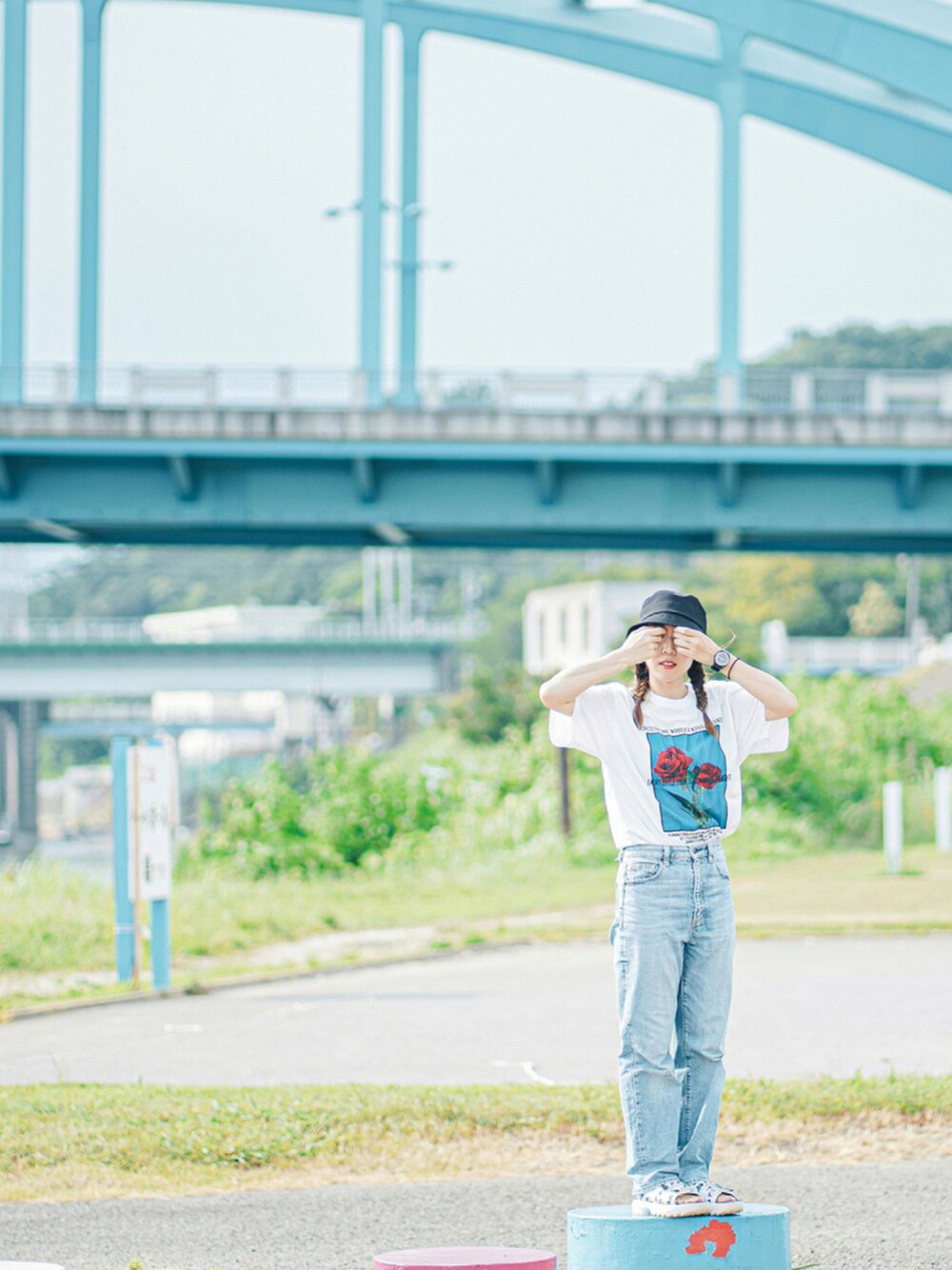 「夏だ！Tシャツ着よう！、白Tシャツ×デニム、デニムパンツ、ロゴT、バケットハット、フィラ、おしゃれさんと繋がりたい、サンダル」｜「jouetieのフォトBIG T（Tシャツ/カットソー、ホワイト系）」を使った、katsuさん（レディース・162cm）の夏コーディネートの1枚目の写真