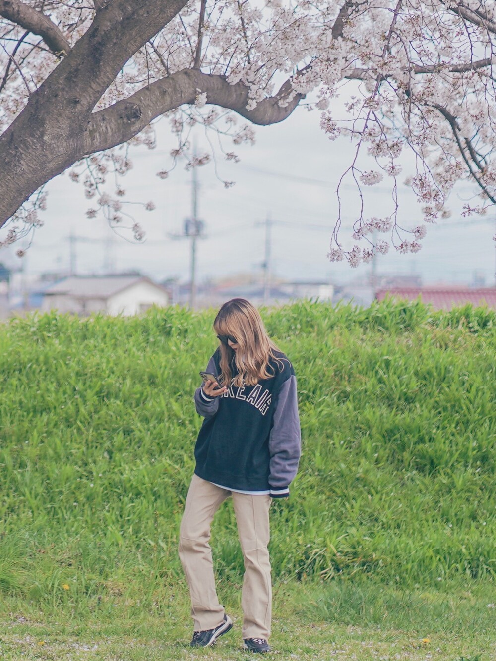「はじめましてコーデ、カジュアル、ナイキ、春、桜、ラクチンコーデ、ナイキエアマックス、チノパン」｜「NIKEのNIKE/ナイキ NIKE AIR フリース クルー（スウェット、ブラック系）」を使った、katsuさん（レディース・162cm）の春コーディネートの1枚目の写真