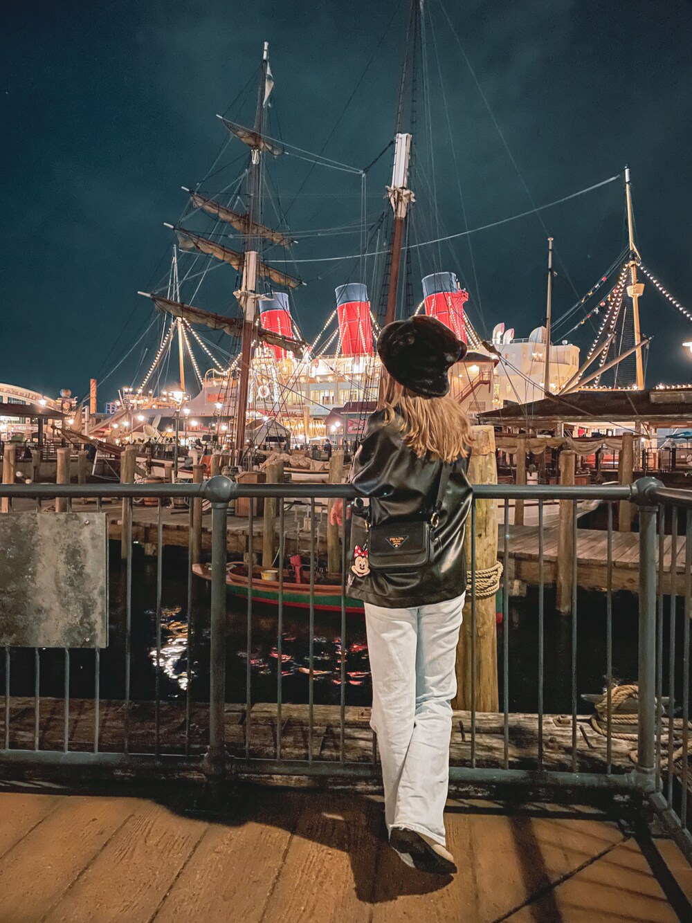 「ディズニーシー、レザージャケット、エコレザー、デニムパンツ、ブーツ、プラダ、秋のコーデ、メンズライク、トラックソールブーツ」｜「Fluggeのアイテム（デニムパンツ、ブルー系）」を使った、katsuさん（レディース・162cm）の秋コーディネートの1枚目の写真