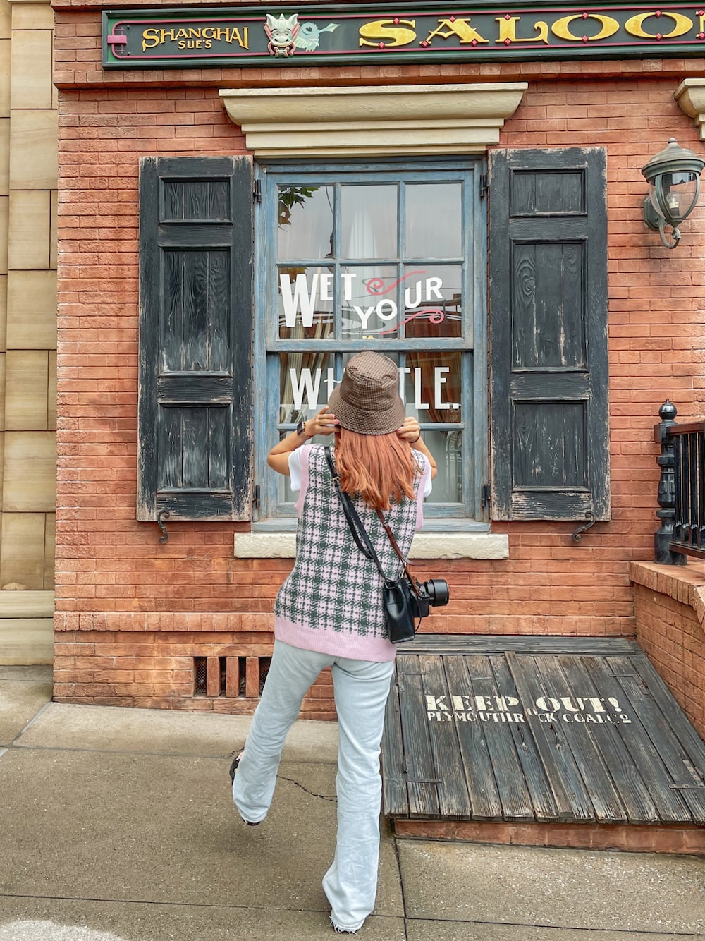 「ベスト、大人カジュアル、チェック、ZARA、バケットハット、ローリーズファーム(LOWRYS FARM)、チェックベスト、デニムパンツ、デニム、エアマックスココ、ディズニーシー、ディズニー」｜「LOWRYS FARMのバケットハット　891375（ハット、ブラウン系）」を使った、katsuさん（レディース・162cm）の秋コーディネートの1枚目の写真