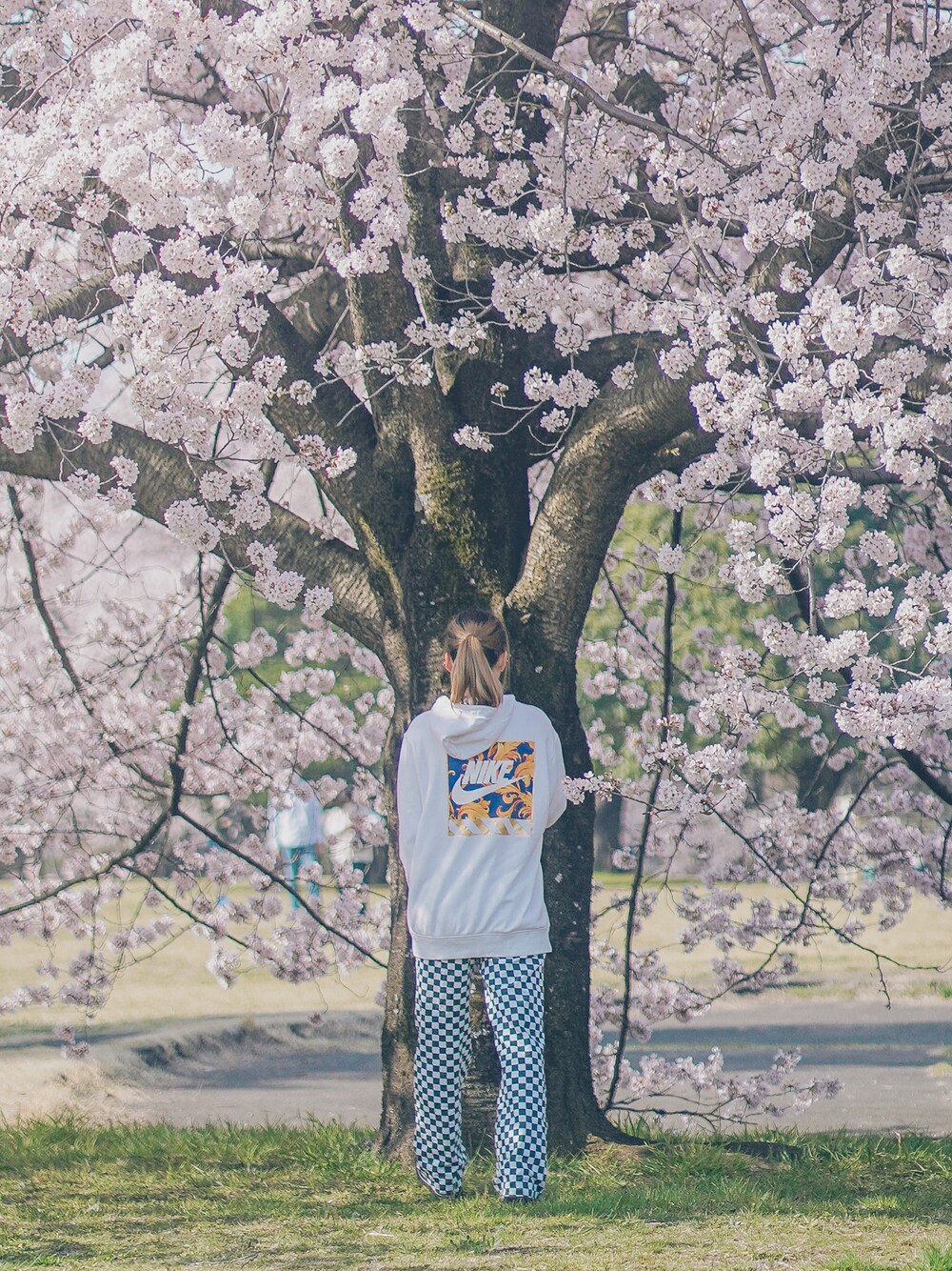 「ナイキ、チェッカー柄、カジュアル、白パーカー、桜、スポーツミックス」｜「Fluggeのアイテム（その他パンツ、グリーン系）」を使った、katsuさん（レディース・162cm）の春コーディネートの1枚目の写真