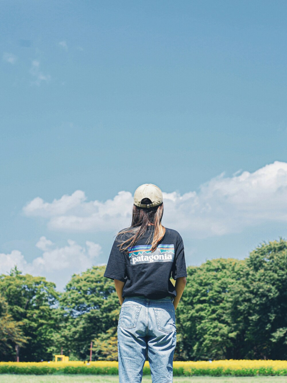「パタゴニア、Tシャツ×デニム、夏だ！Tシャツ着よう！、キャップ女子、カジュアルコーデ、デニムパンツ、ノースリーブ、オトナカジュアル」｜「patagoniaのpatagonia / パタゴニア　P6 ロゴ レスポンシビリティー P6 LOGO RESPONSIBILI-TEE（Tシャツ/カットソー、ブラック系）」を使った、katsuさん（レディース・162cm）の夏コーディネートの1枚目の写真