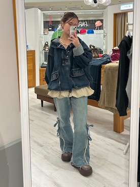 「アイテム（デニムパンツ、ベージュ系）」を使った、土屋莉央さん（レディース・151cm）の秋コーディネート