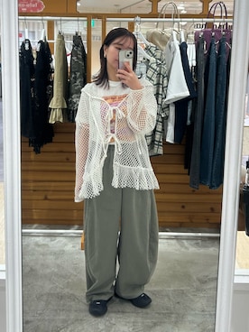 「CIAOPANIC（チャオパニック）のヴィンテージライクスラブTee（Tシャツ/カットソー、ホワイト系）」を使った、土屋莉央さん（レディース・151cm）の春コーディネート