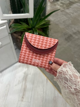 「GRAIN（グレイン）の【GRAIN/グレイン】二つ折りバイカラーウォレット（財布、レッド系）」を使った、土屋莉央さん（レディース・151cm）の春コーディネート