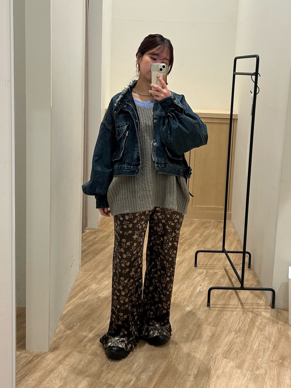 ブルー系のデニムジャケット、グレー系のニット/セーター、グリーン系のその他パンツを着用したレディースの冬コーディネートの1枚目の写真