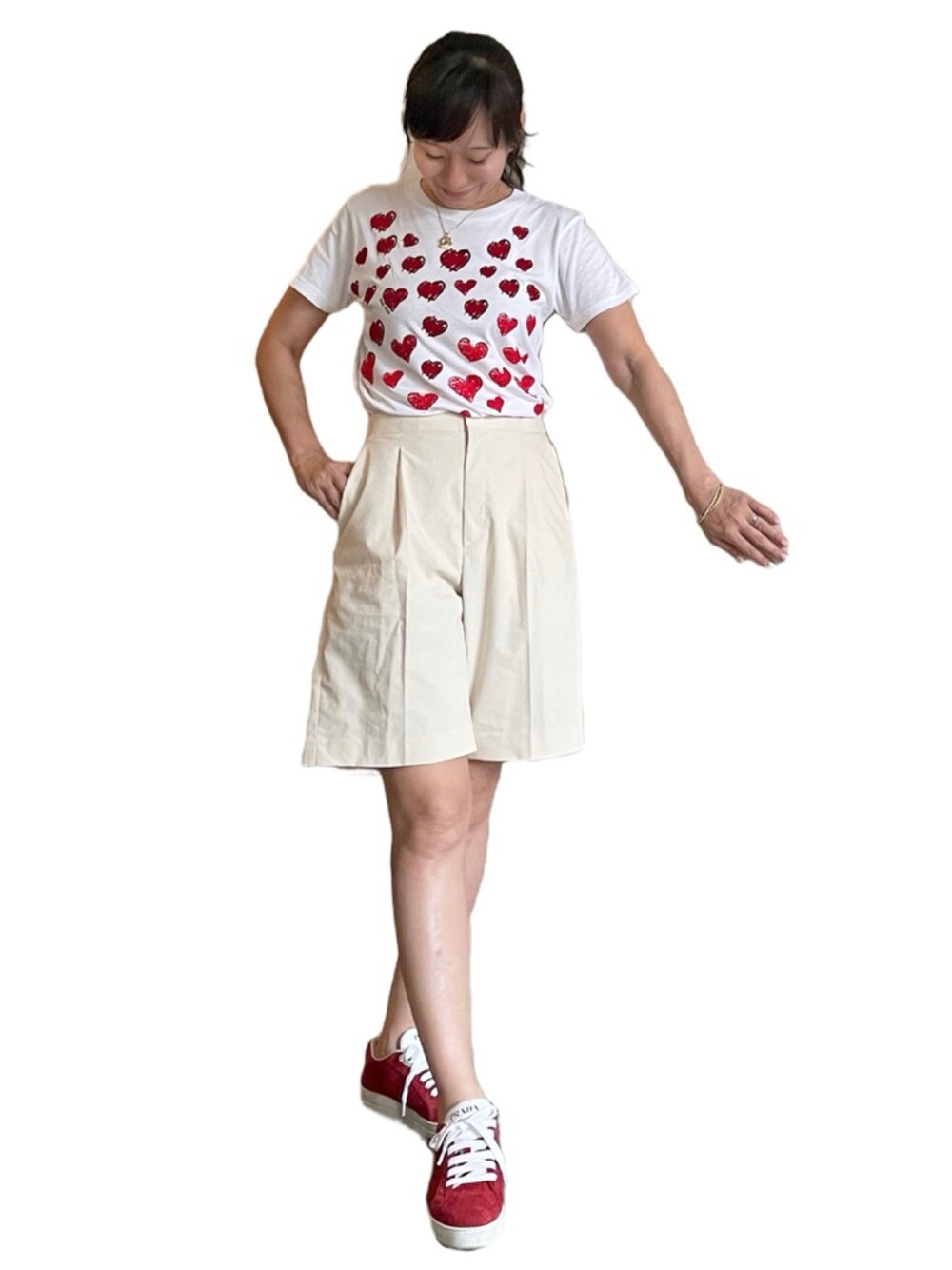 「休日コーデ、夏コーデ、ラクチンコーデ、大人女子、Tシャツ、UNIQLO、ショートパンツ、スニーカーコーデ」｜「PRADAのアイテム（スニーカー、レッド系）」を使った、komikaさん（レディース・159cm）の夏コーディネートの1枚目の写真