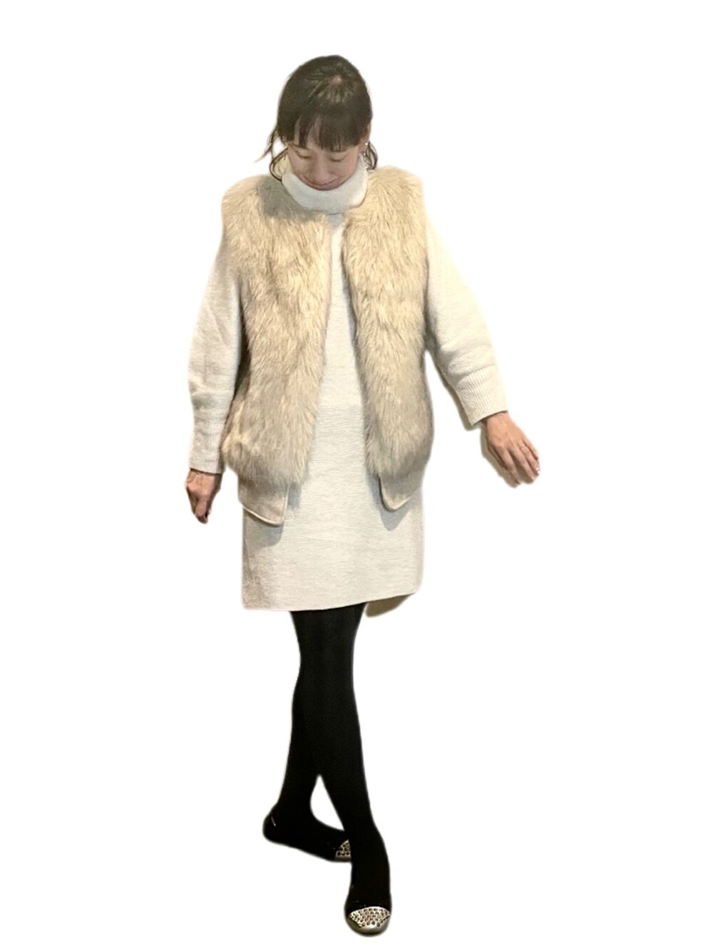 「秋服コーデ、オトナ女子、骨格ウェーブ、大人かわいい、きれいめカジュアル、ワンピーススタイル、ニットワンピース、ファーベスト、ファージレ」｜「miu miuのアイテム（バレエシューズ、ブラック系）」を使った、komikaさん（レディース・159cm）の秋コーディネートの1枚目の写真