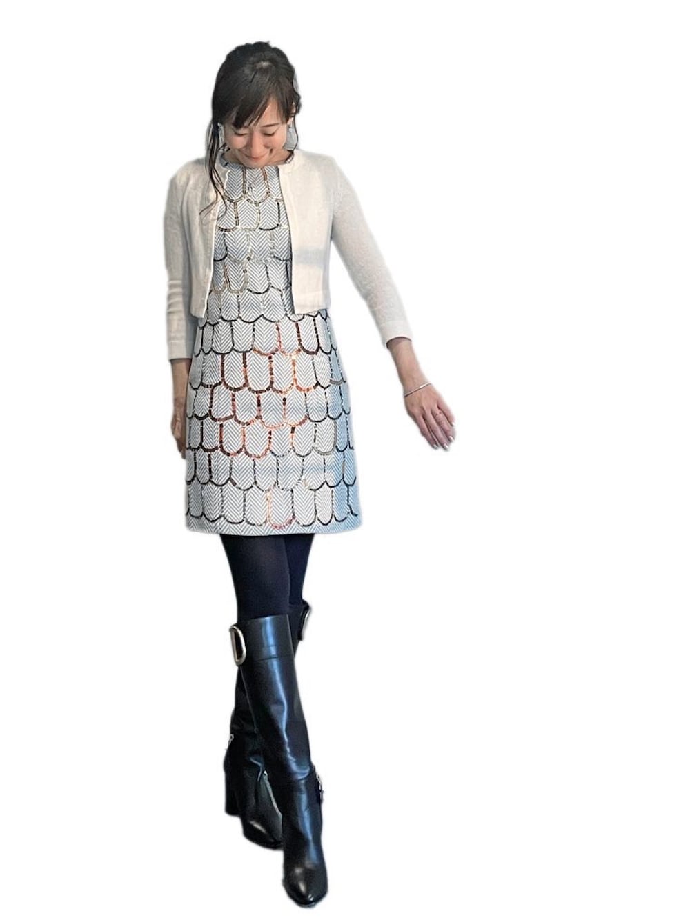 ブラック系のブーツ、ブルー系のワンピース、ホワイト系のカーディガン/ボレロを着用したレディースの冬コーディネートの1枚目の写真