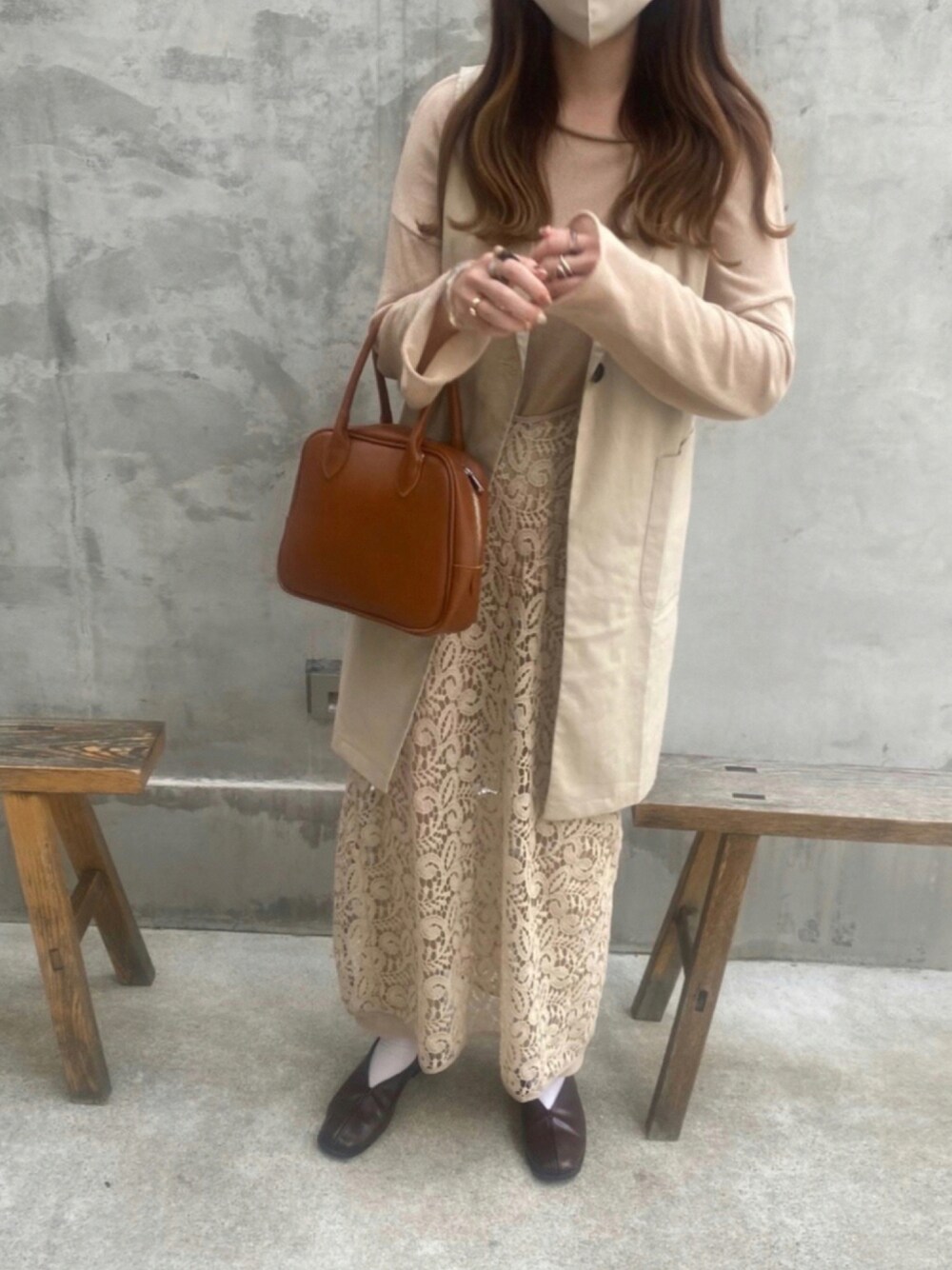 ベージュ系のベスト、ベージュ系のワンピース、ブラウン系のシューズを着用したレディースの秋コーディネートの1枚目の写真