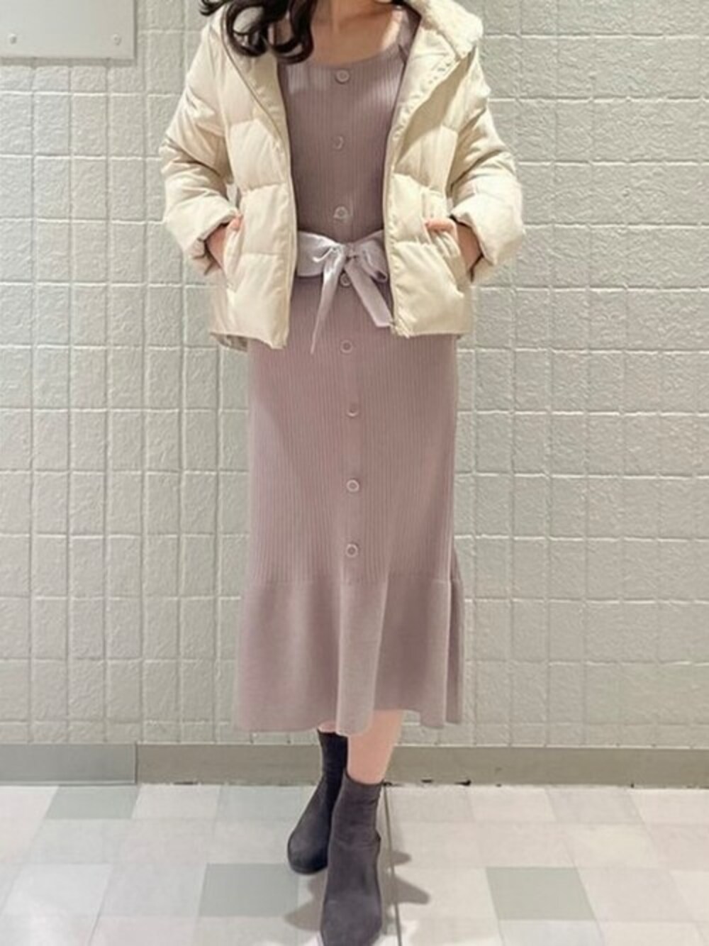 「＃ワンピース、#デート、#ootd、#リボン、＃ニットワンピース、#ガーリーコーデ、＃オフィスカジュアル、#フェミニンスタイル、＃エレガンススタイル」｜「ASTORIA ODIERのフードファー ダウンジャケット（ダウンジャケット/コート、ホワイト系）」を使った、ASTORIA ODIER（アストリア オディール）さん（レディース・158cm）の冬コーディネートの1枚目の写真