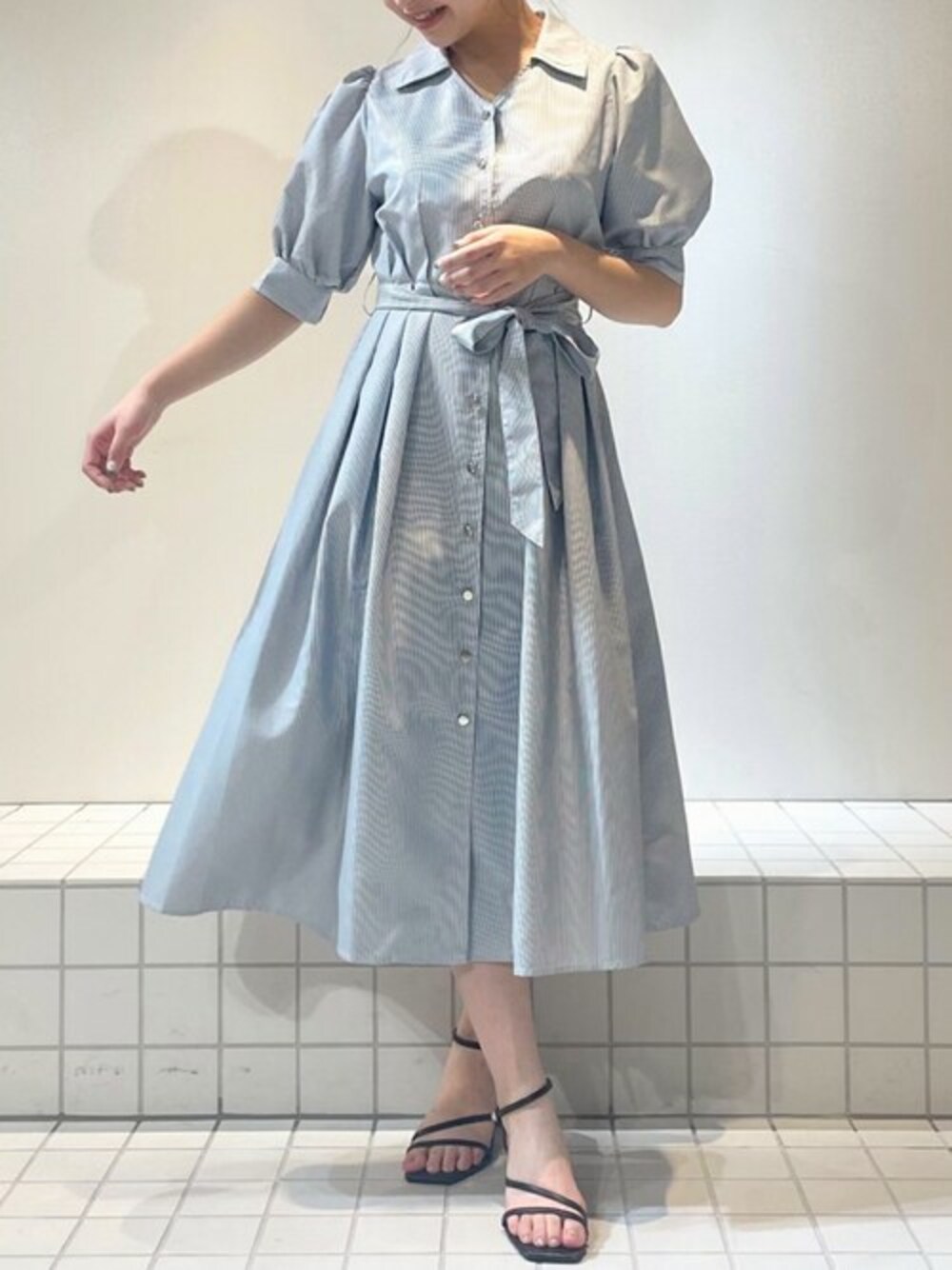 「ワンピース、ストライプ、シャツワンピース、休日スタイル、エレガンス、デートスタイル（WOMEN）、ブルーコーデ、ストライプワンピース、ワンピーススタイル、フェミニンコーデ」｜「ASTORIA ODIERの【無地・ストライプ】シャツワンピース（シャツワンピース、ブルー系）」を使った、ASTORIA ODIER（アストリア オディール）さん（レディース・157cm）の夏コーディネートの1枚目の写真