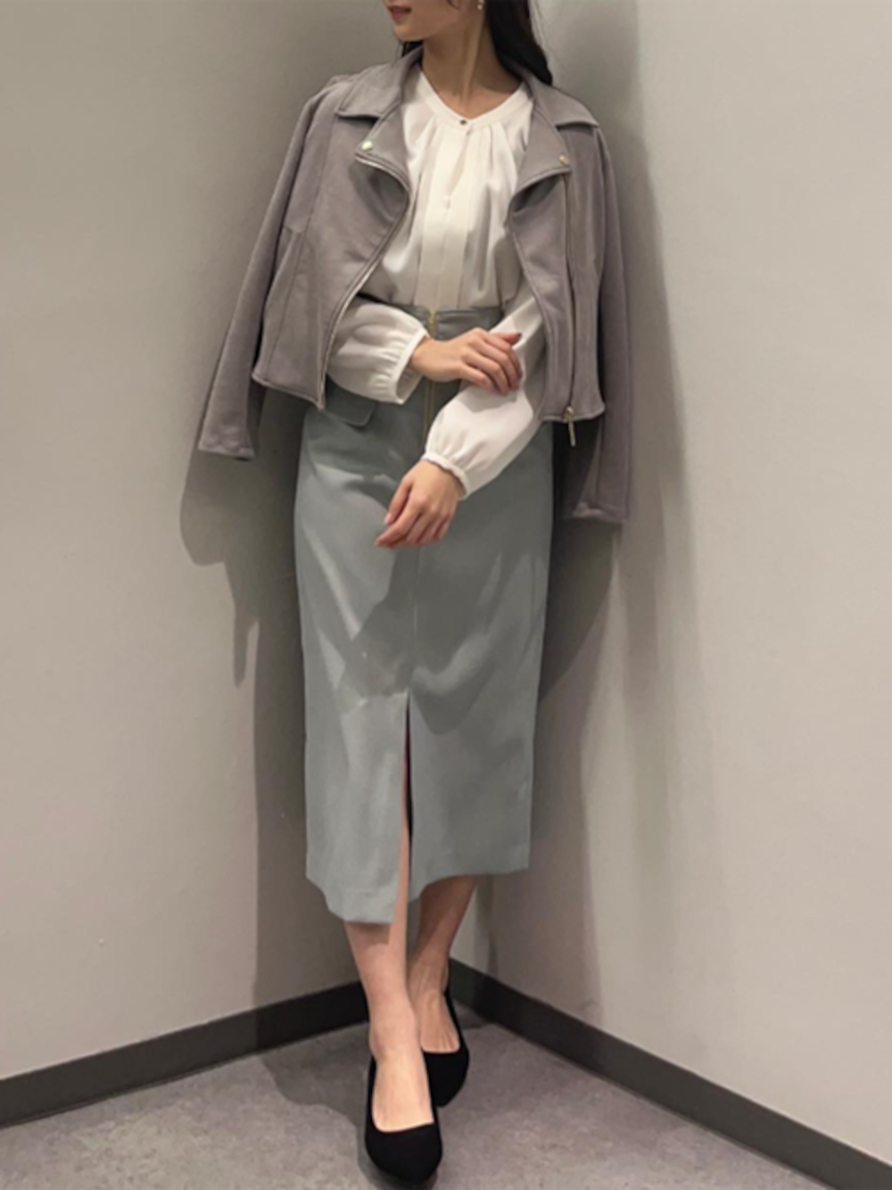 「きれいめカジュアル、春カラー、春コーデ、オフィススタイル、オフィスカジュアル、astoria odier、お仕事コーデ、アストリアオディール、トルディア、TRUDEA」｜「TRUDEAのバンドカラー2WAYブラウス(マルチファンクション)（シャツ/ブラウス、ホワイト系）」を使った、ASTORIA ODIER（アストリア オディール）さん（レディース・160cm）の春コーディネートの1枚目の写真