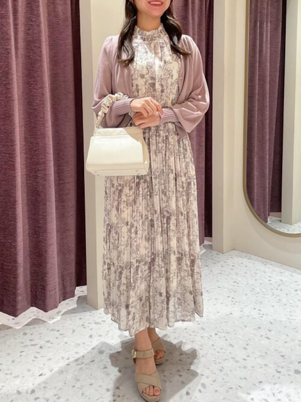 「花柄ワンピース、ボタニカル柄、astoria odier、ピンクコーデ、ワンピースコーデ、アストリアオディール、シャーリングワンピース、骨格ウェーブ、トワルドジュイ」｜「ASTORIA ODIERのボタニカルジュイ柄ワンピース（ワンピース、グレー系）」を使った、ASTORIA ODIER（アストリア オディール）さん（レディース・155cm）の夏コーディネートの1枚目の写真