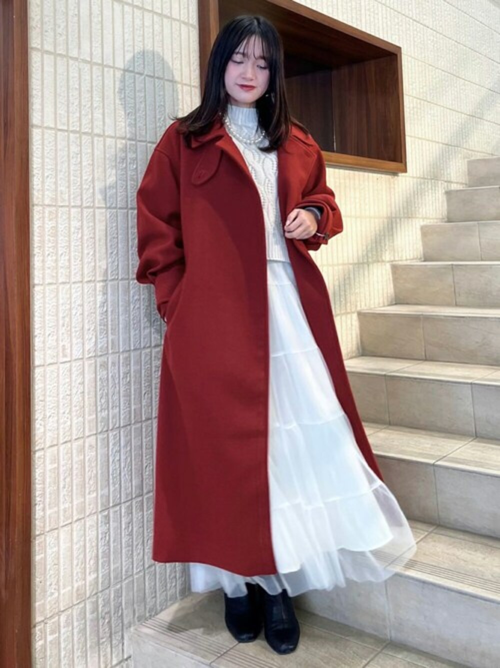 「ニット、ブーツ、ロングコート、低身長、トルディア、TRUDEA、ASTORIAODIER、骨格ナチュラル、テーマパークコーデ」｜「TRUDEAのライトジャージー　2WAYコート（チェスターコート、オレンジ系）」を使った、ASTORIA ODIER（アストリア オディール）さん（レディース・153cm）の冬コーディネートの1枚目の写真