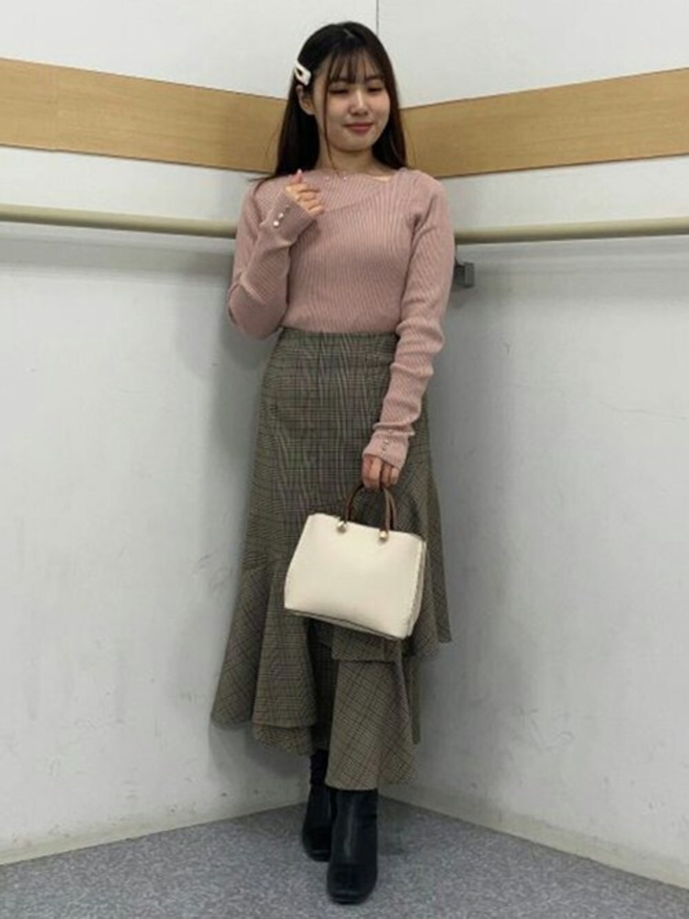 「ニット、デイリー、ドレープ　、パール、冬コーデ、冬、astoria odier、アシメ、アストリアオディール、ASTORIAODIER」｜「TRUDEAのアシメドレープパール付きニット（ニット/セーター、グレー系）」を使った、ASTORIA ODIER（アストリア オディール）さん（レディース・149cm）の冬コーディネートの1枚目の写真