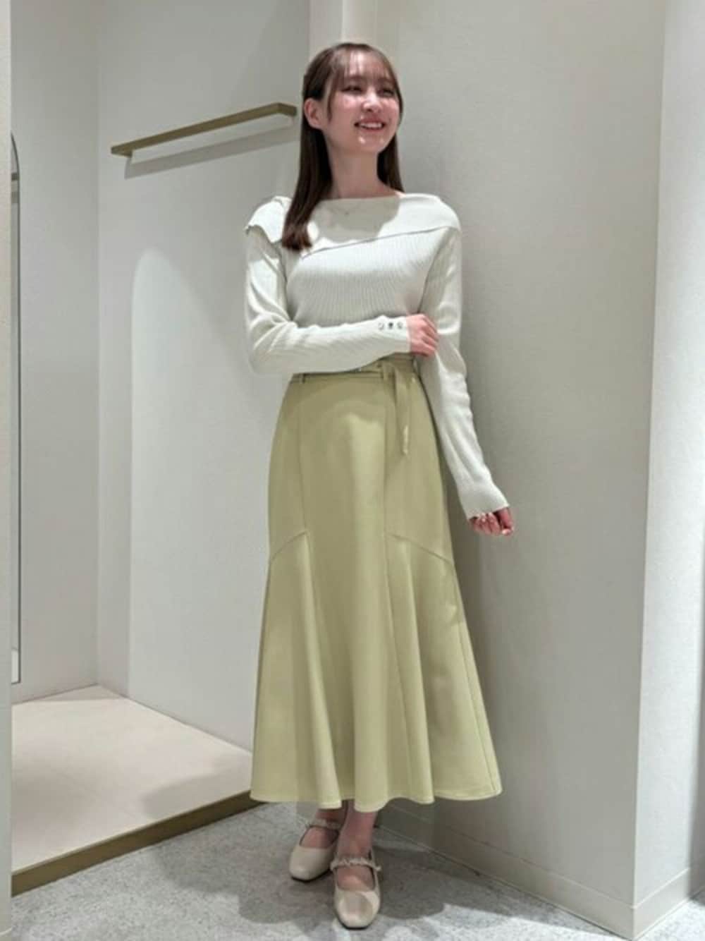 「ニット、スカート、ラメ、フェミニン、マーメイドスカート、astoria odier、アシメ、アストリアオディール、フェミニンコーデ、ASTORIAODIER」｜「ASTORIA ODIERのベルト付きマーメイドスカート（スカート、イエロー系）」を使った、ASTORIA ODIER（アストリア オディール）さん（レディース・159cm）の春コーディネートの1枚目の写真